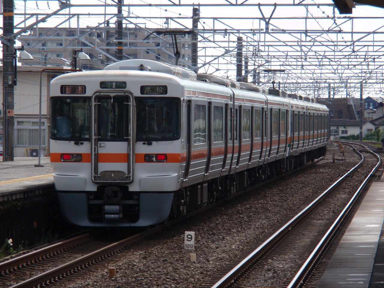 三島駅3番線でのJR東海・313系と211系
