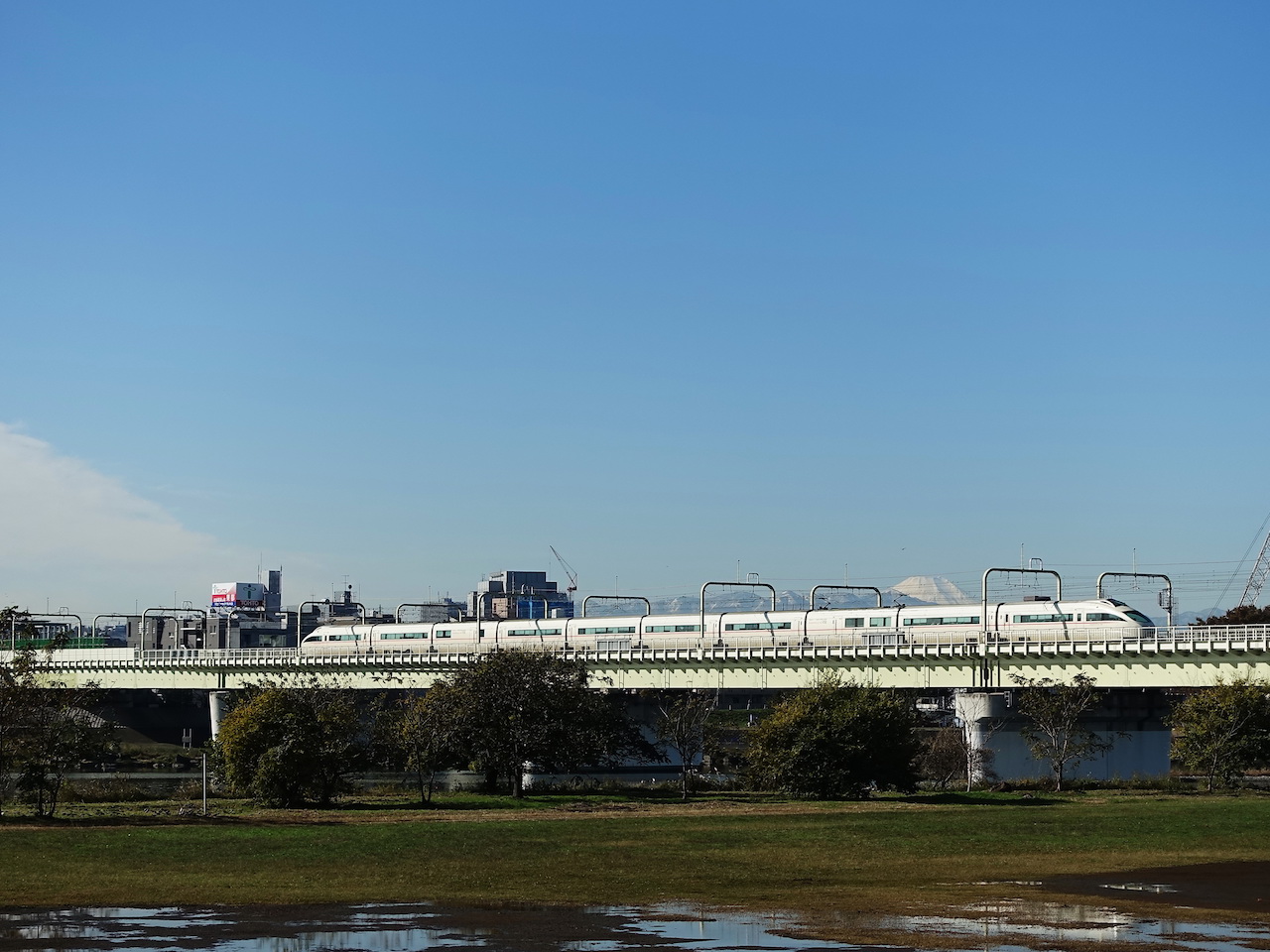 多摩川左岸、和泉多摩川駅近くの小田急線の線路より河口側の堤防