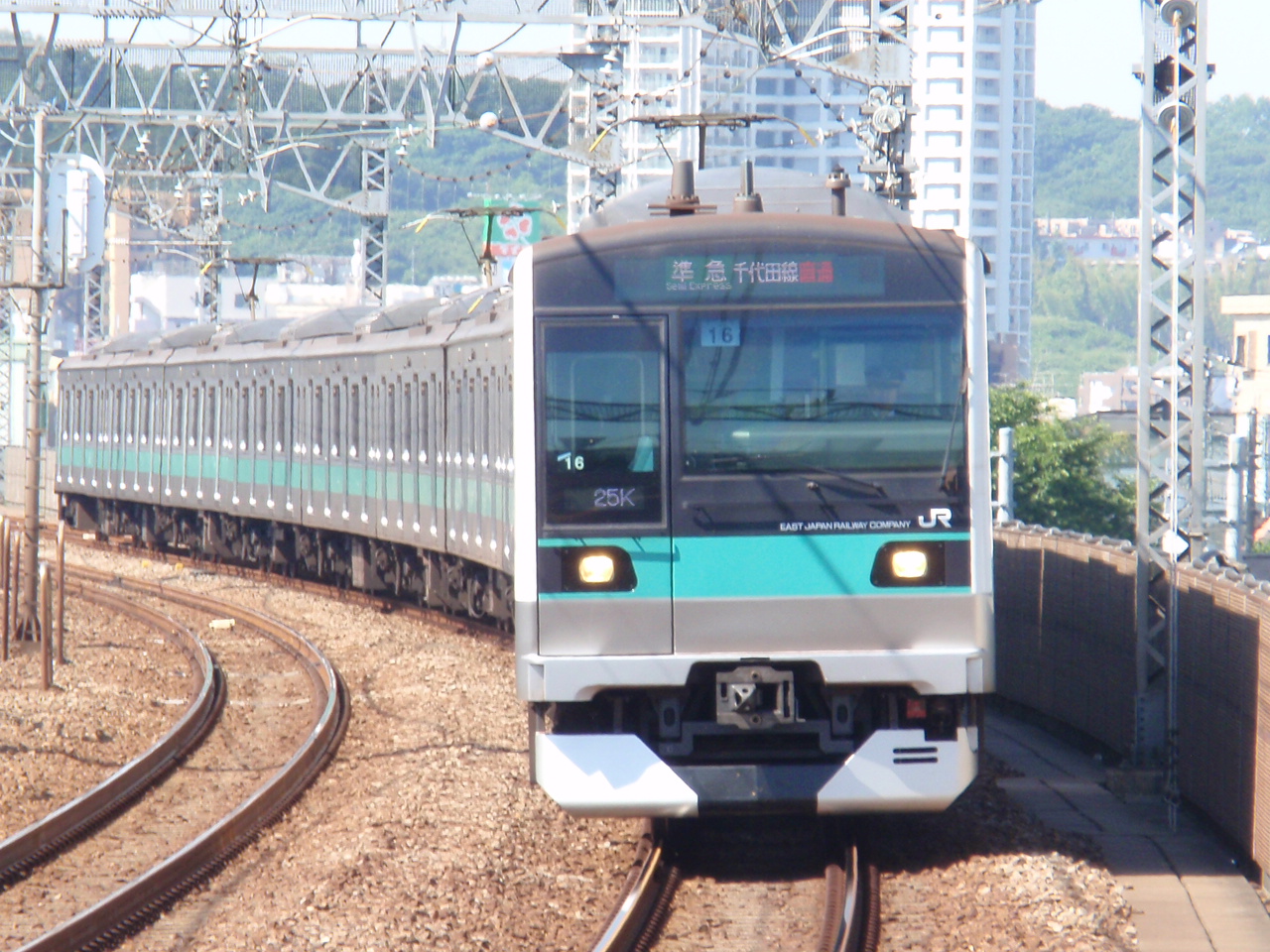 小田急線狛江駅上りホーム小田原方でのE233系2000番代