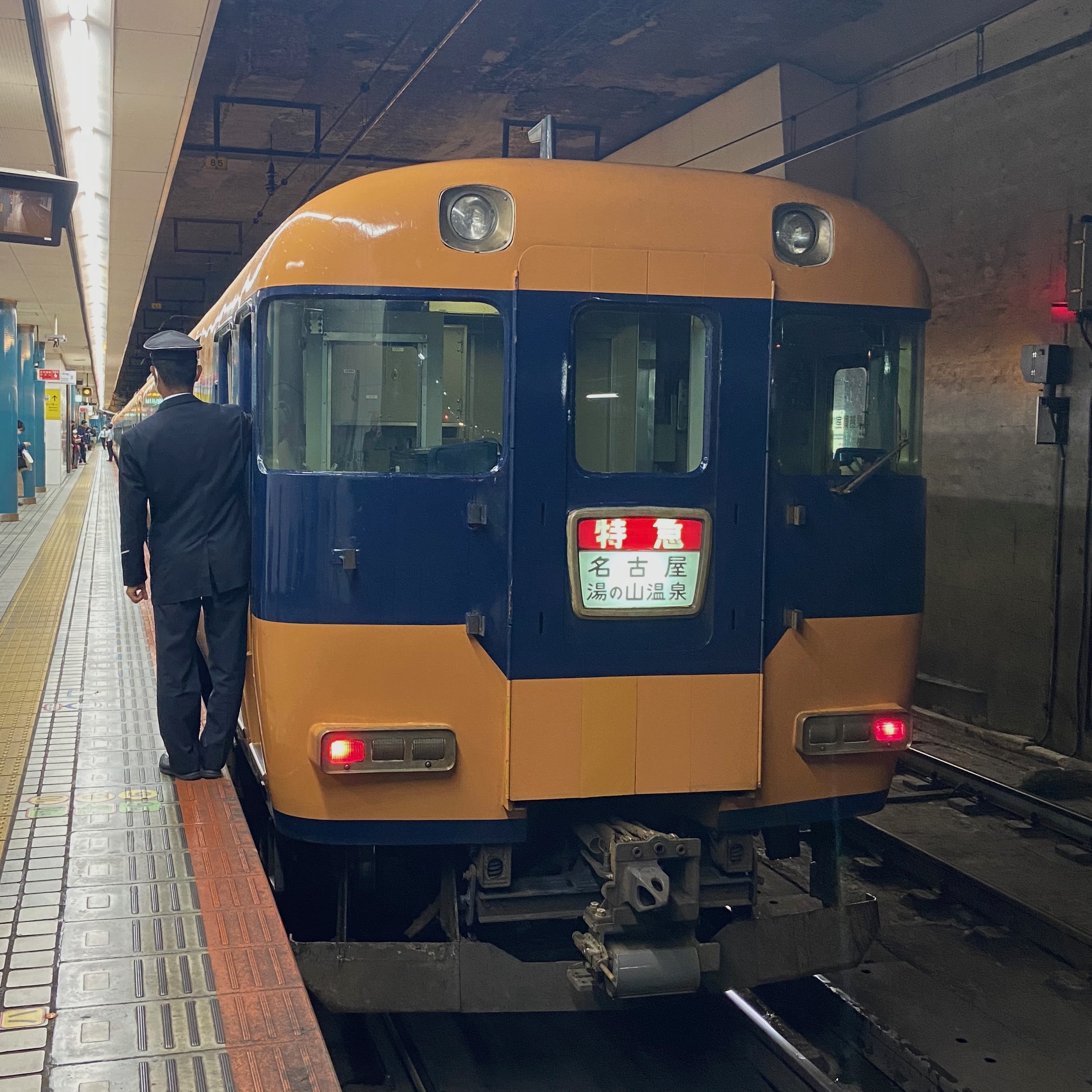 大阪難波駅・近鉄、12200系
